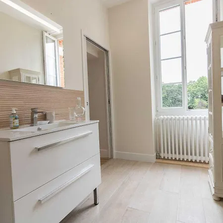 Domaine De La Menardiere Bed & Breakfast Berat